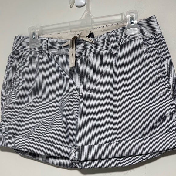 Eddie Bauer Cuffed Shorts Women’s Size 4 Striped Blue White *tiny mark* - Picture 1 of 9